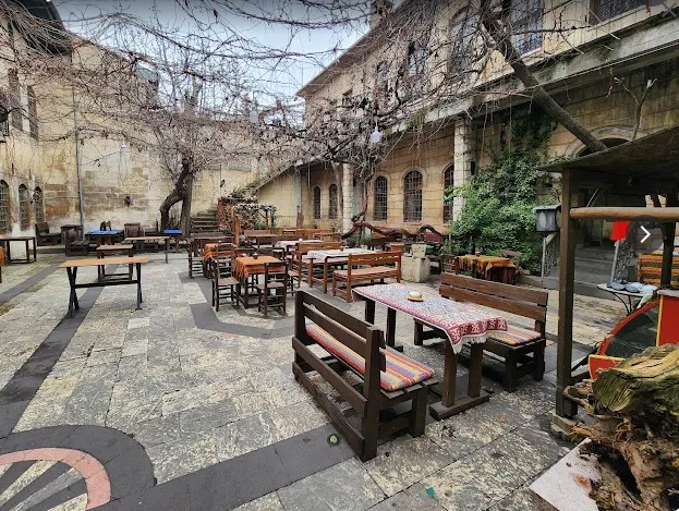 Patio principal del café Papyrus, en el antiguo barrio armenio de Aintab.