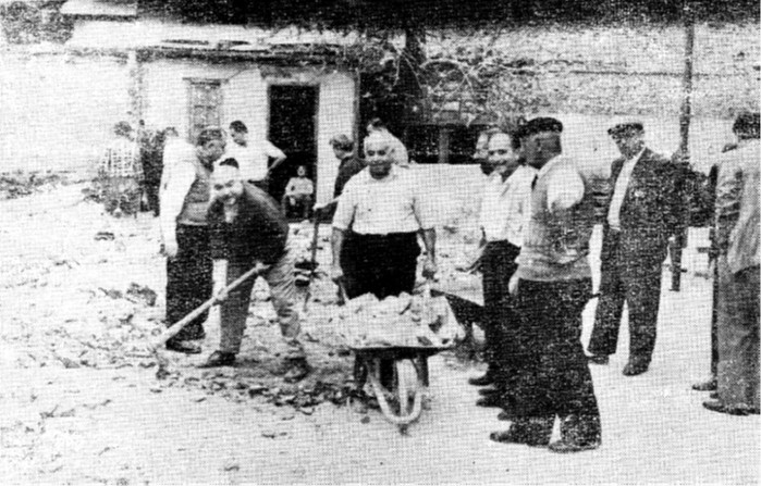 Un grupo de compatriotas trabaja en la refacción de la actual sede de la UPA de Aintab 